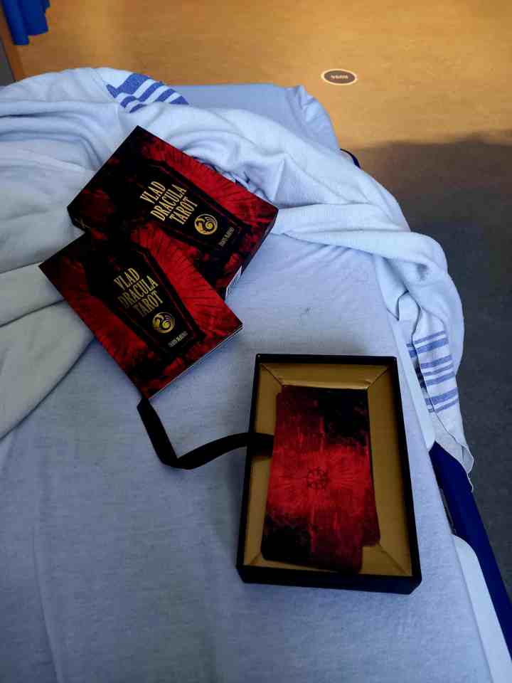 Hôpital Saint-Jérôme & Vlad Dracula Tarot